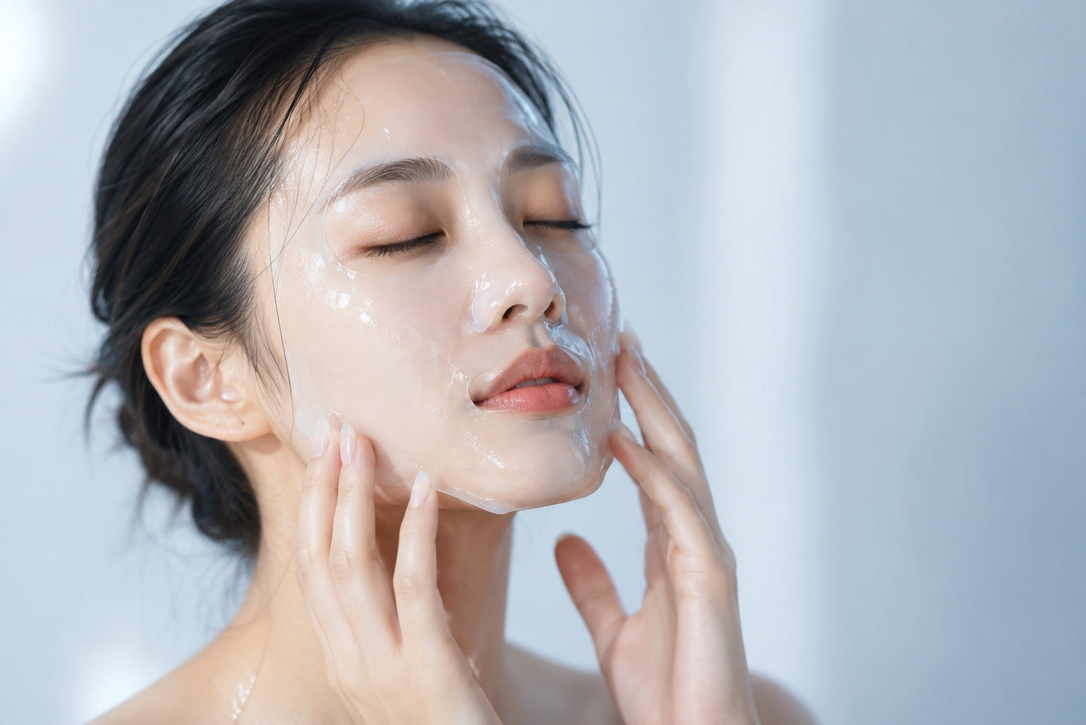 AURINAS pure face mask を肌になじませる女性